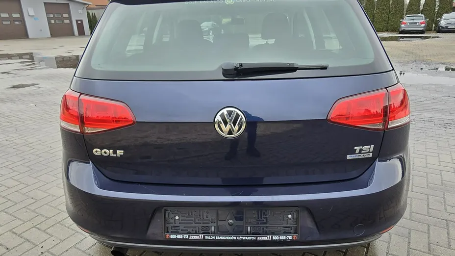 VOLKSWAGEN Golf -