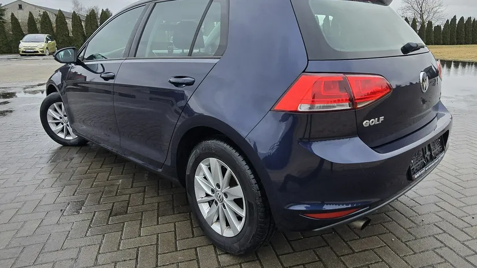 VOLKSWAGEN Golf -