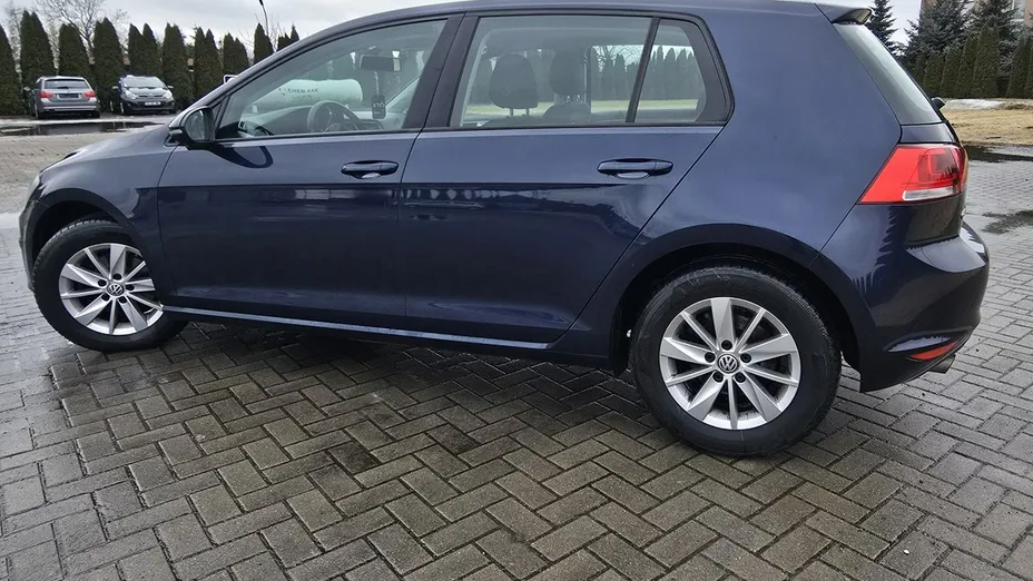 VOLKSWAGEN Golf -