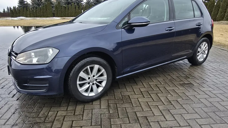 VOLKSWAGEN Golf -