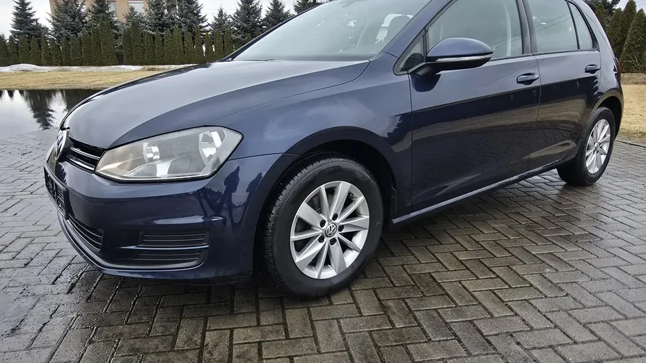 VOLKSWAGEN Golf -