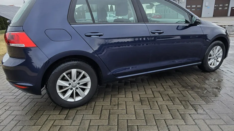 VOLKSWAGEN Golf -