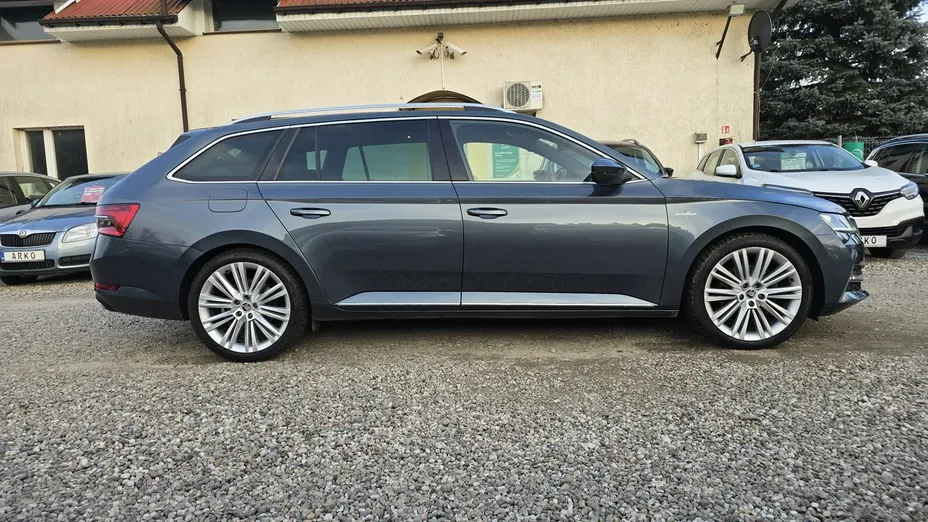 SKODA Superb -