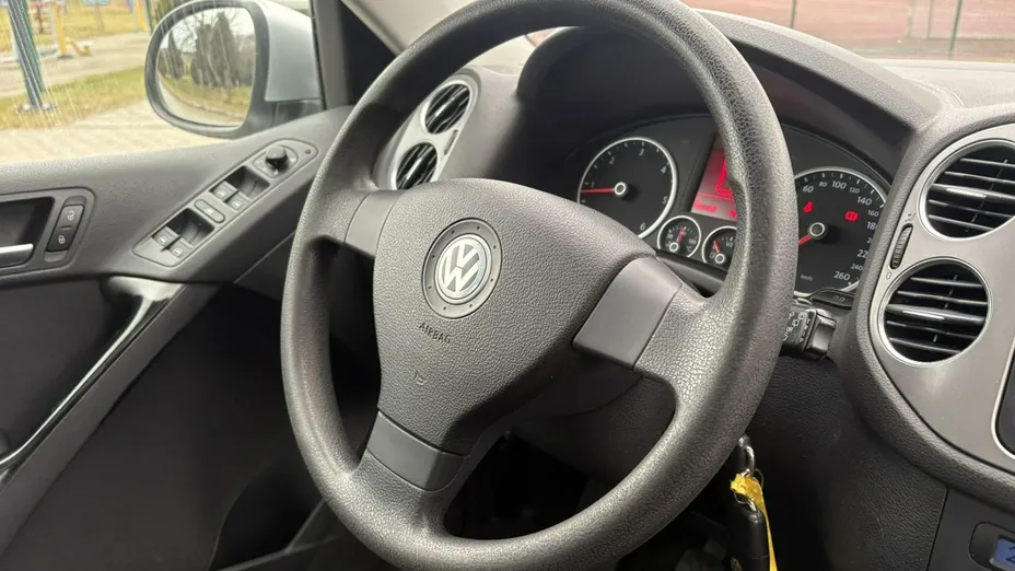 VOLKSWAGEN Tiguan -