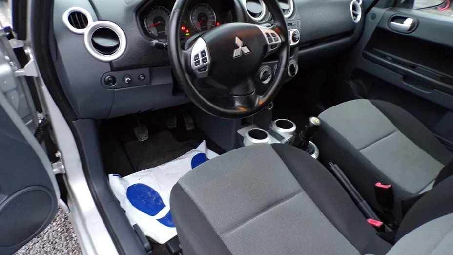 MITSUBISHI Colt -
