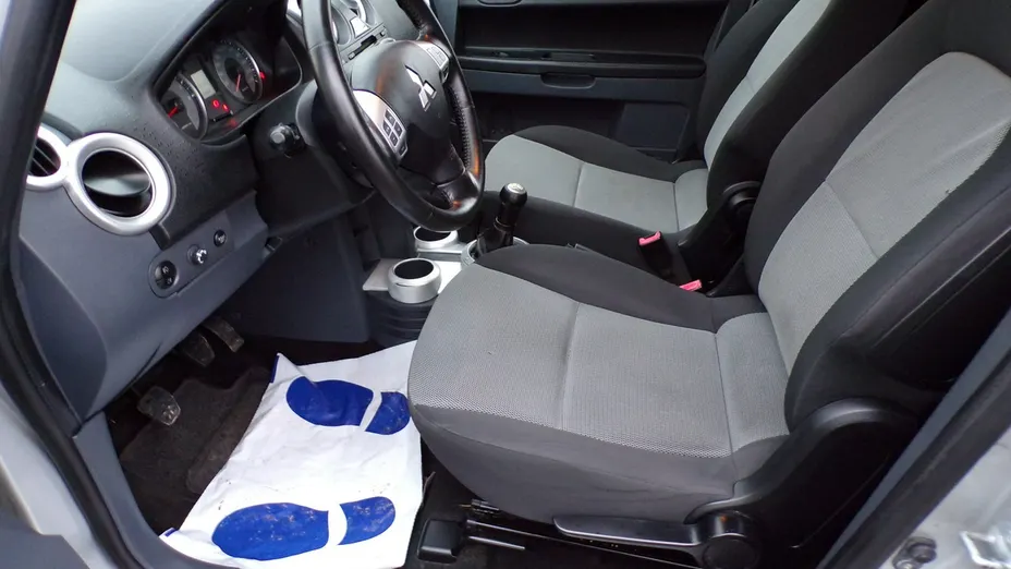 MITSUBISHI Colt -