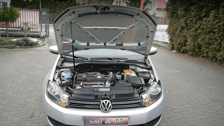 VOLKSWAGEN Golf -