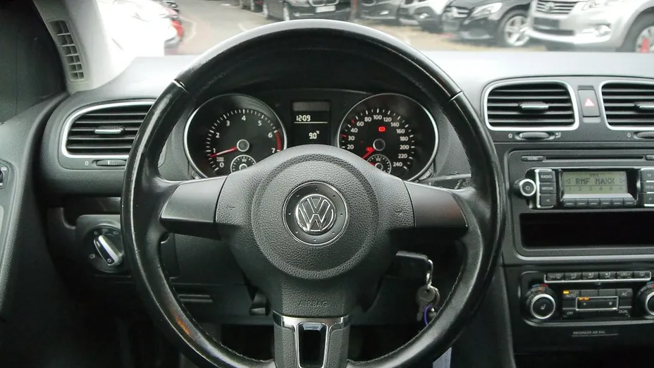 VOLKSWAGEN Golf -