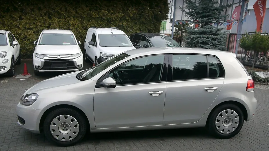 VOLKSWAGEN Golf -
