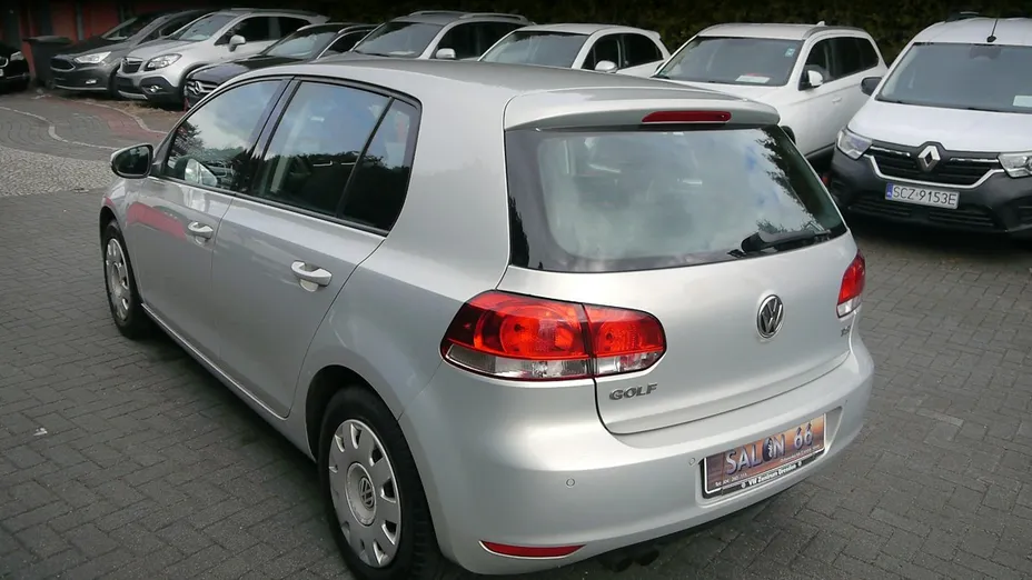 VOLKSWAGEN Golf -