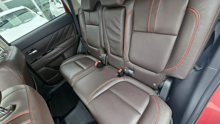 MITSUBISHI Outlander -