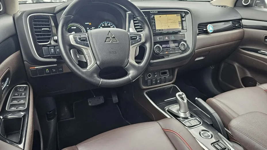 MITSUBISHI Outlander -