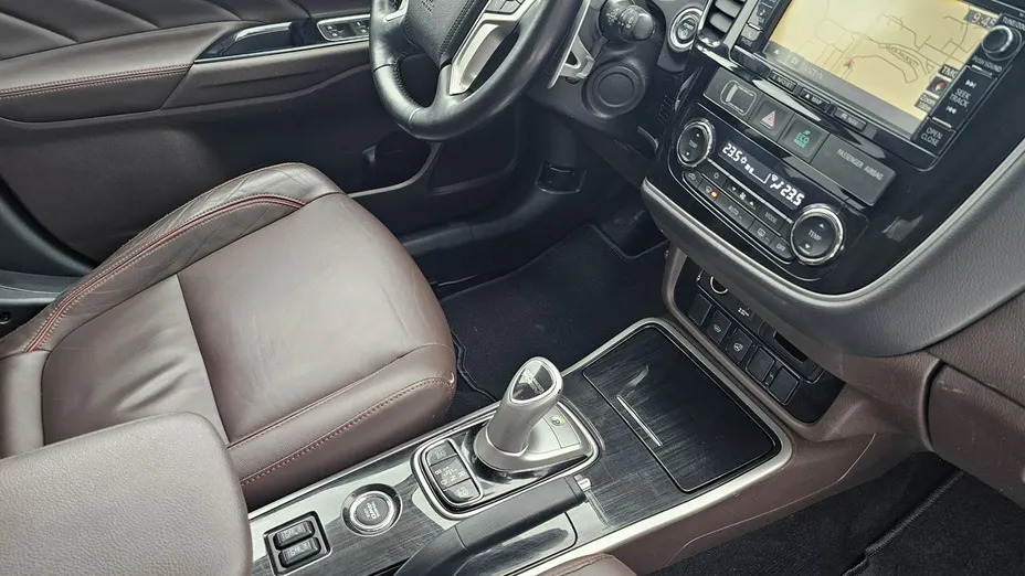 MITSUBISHI Outlander -