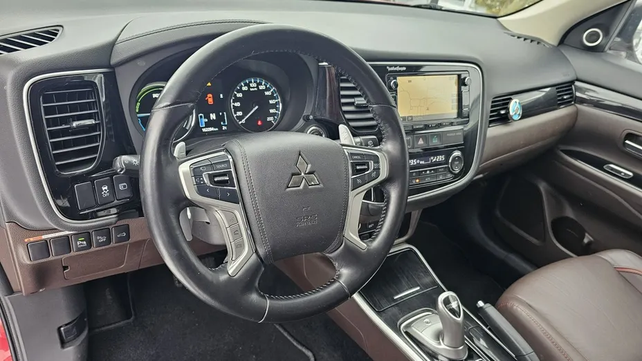 MITSUBISHI Outlander -