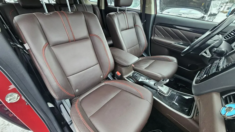 MITSUBISHI Outlander -