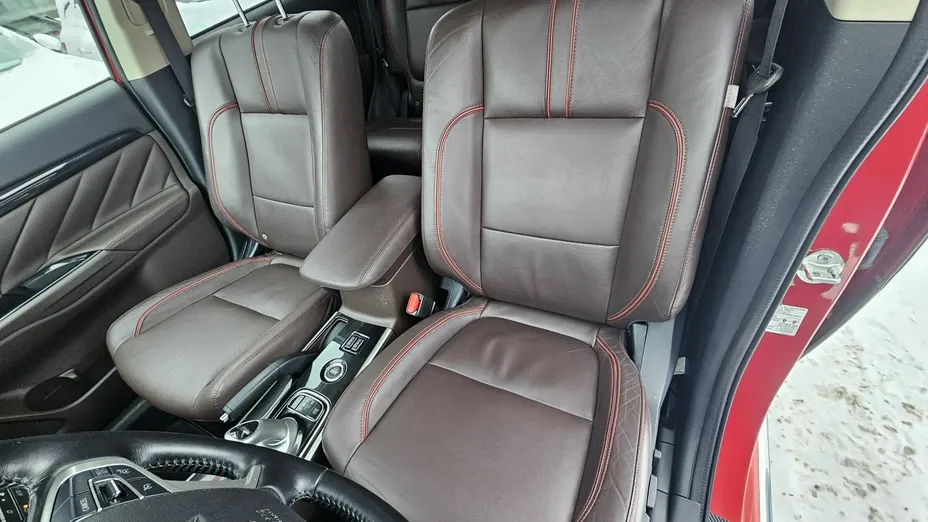 MITSUBISHI Outlander -