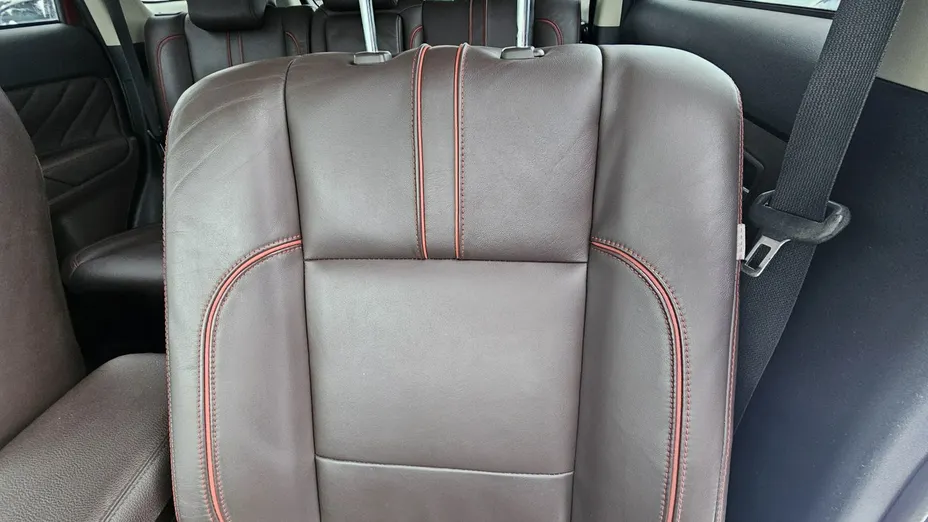 MITSUBISHI Outlander -