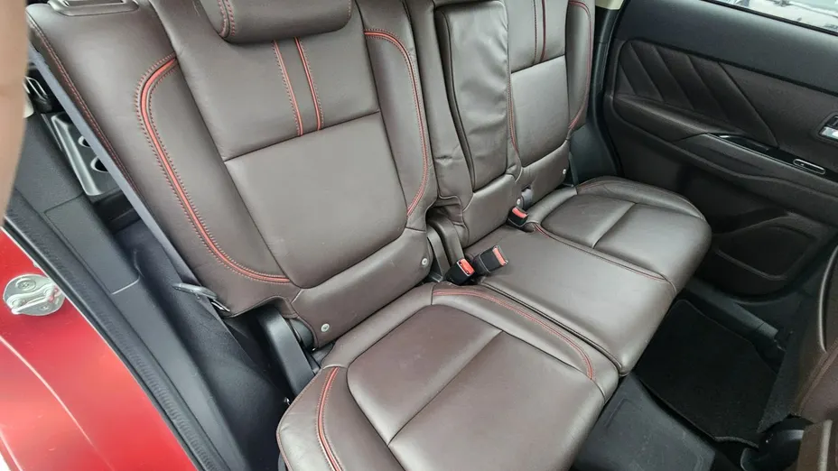 MITSUBISHI Outlander -