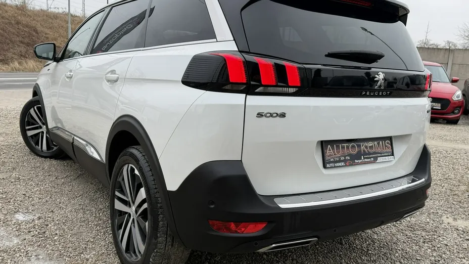 PEUGEOT 5008 -