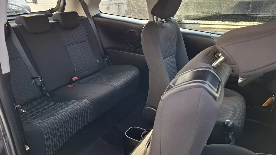TOYOTA Yaris -