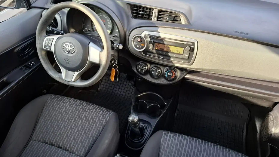 TOYOTA Yaris -