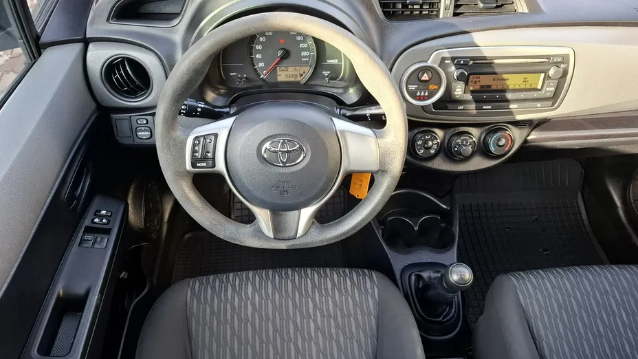 TOYOTA Yaris -