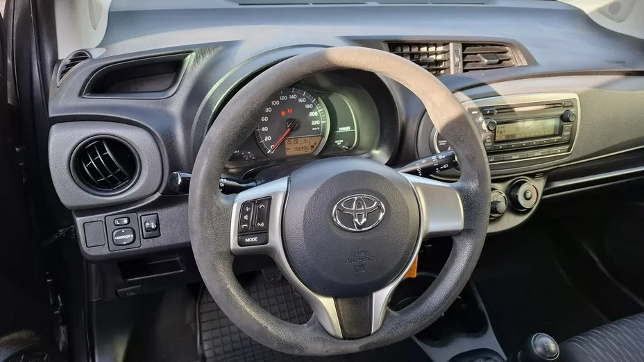 TOYOTA Yaris -