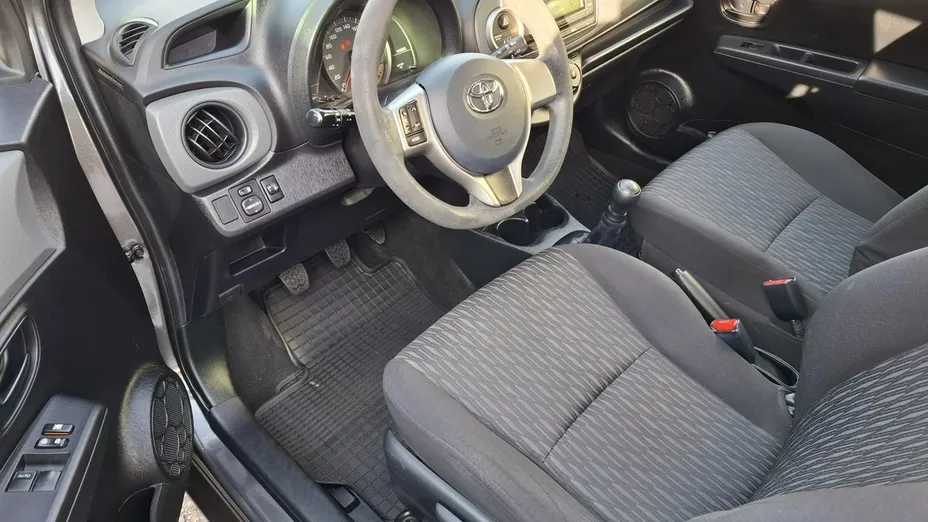 TOYOTA Yaris -