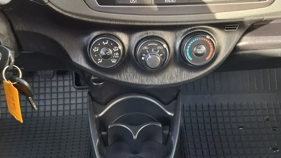 TOYOTA Yaris -