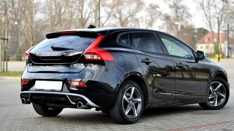 VOLVO V40 -