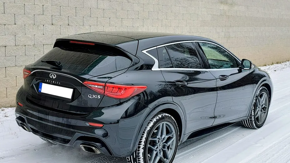 INFINITI Q30 -