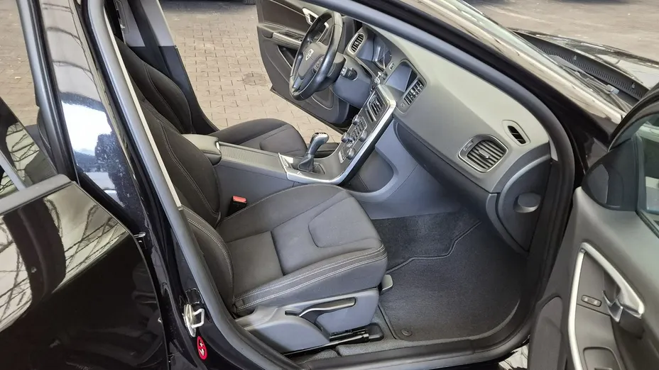 VOLVO V60 -