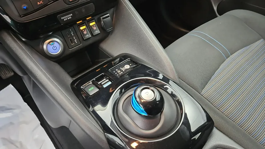 NISSAN Leaf -