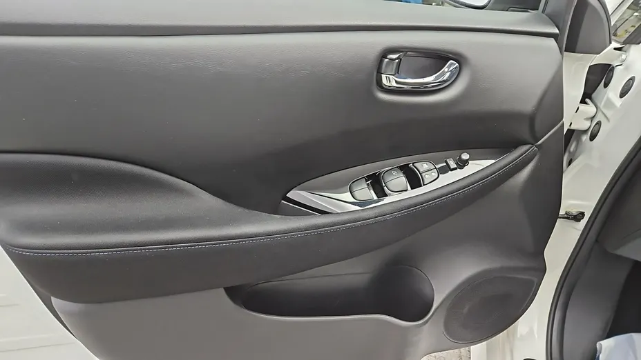 NISSAN Leaf -
