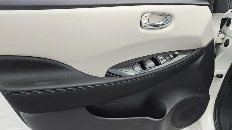 NISSAN Leaf -