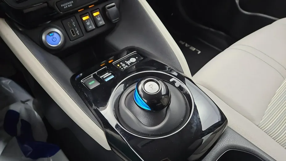 NISSAN Leaf -