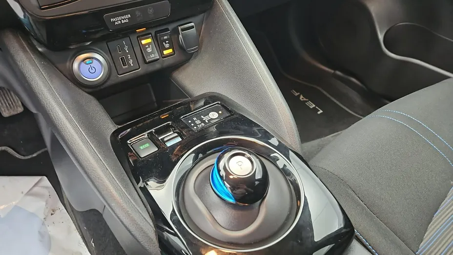 NISSAN Leaf -
