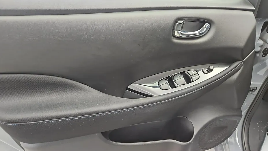 NISSAN Leaf -