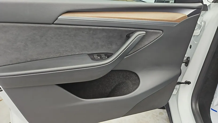 TESLA Model Y -