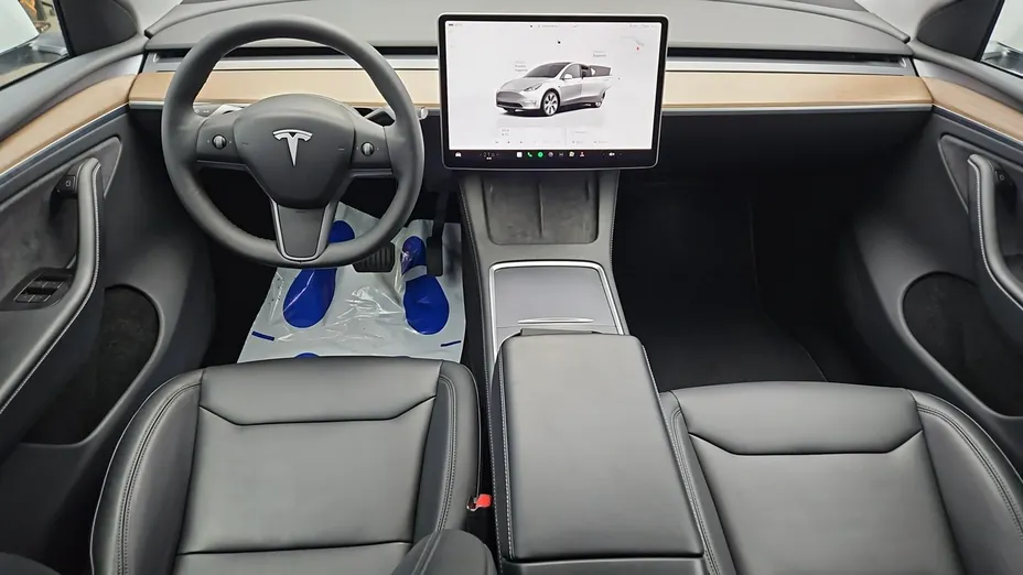 TESLA Model Y -