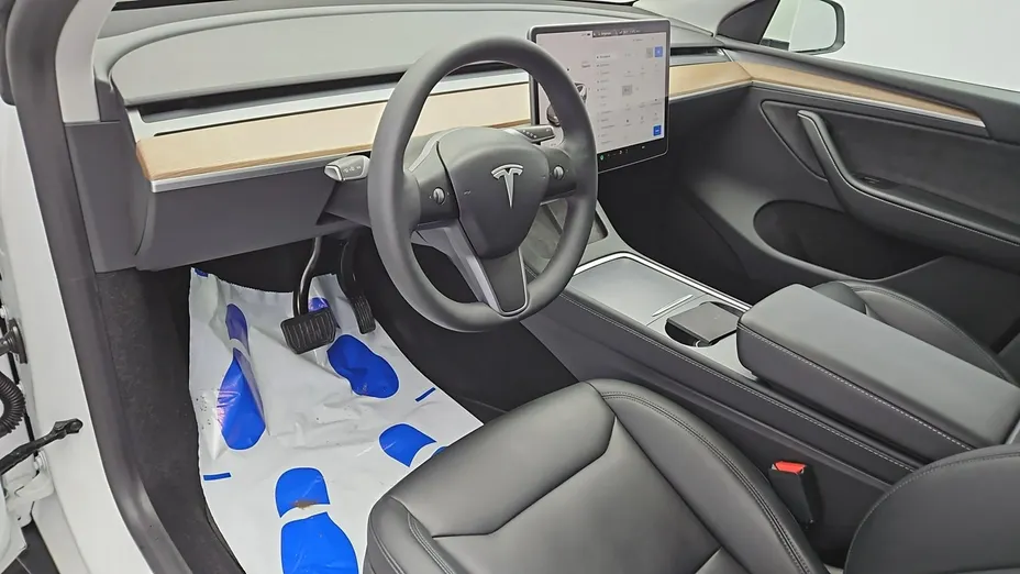 TESLA Model Y -