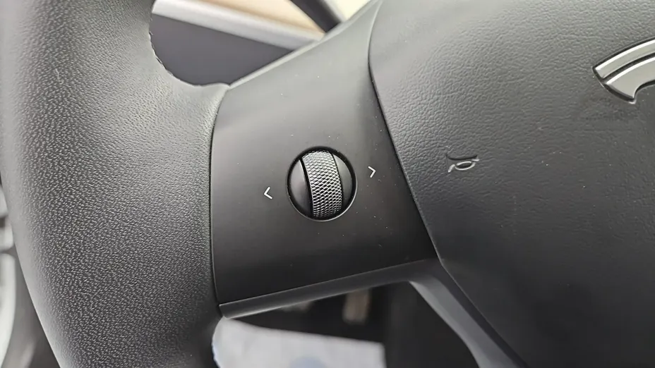 TESLA Model Y -
