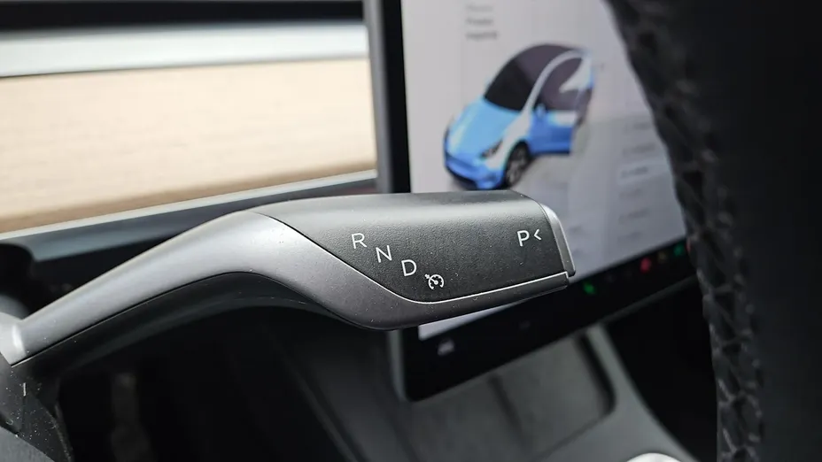TESLA Model Y -