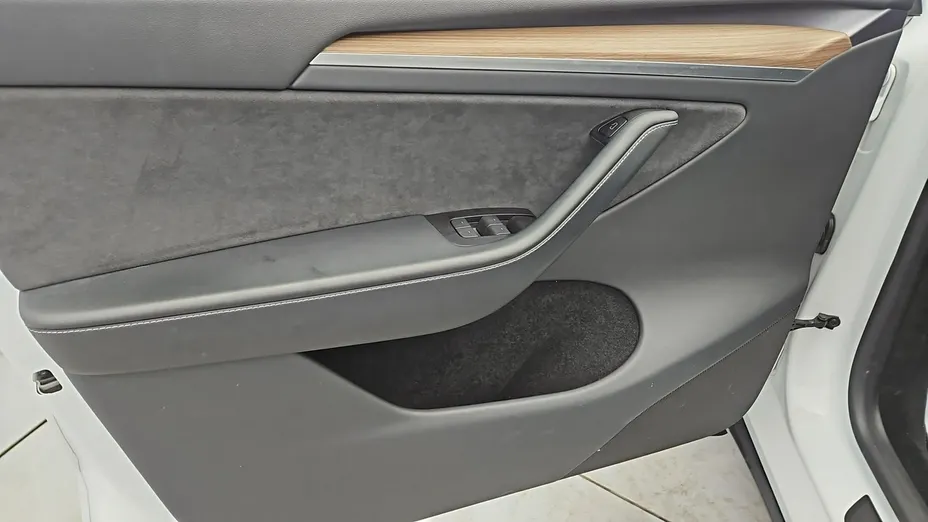 TESLA Model Y -