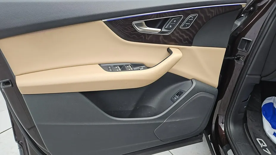 AUDI Q7 -