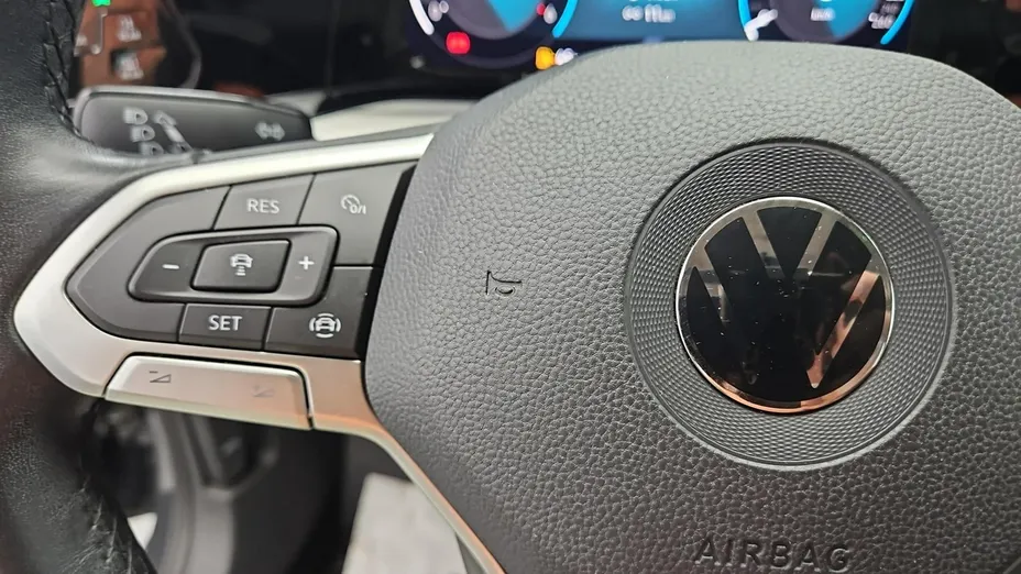 VOLKSWAGEN Golf -