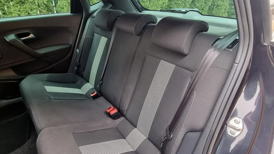 VOLKSWAGEN Polo -