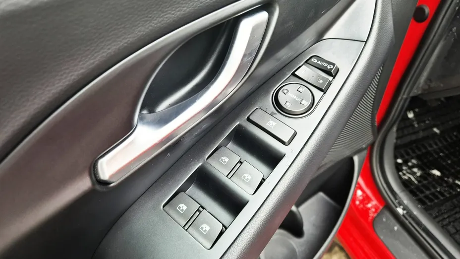 HYUNDAI i30 -