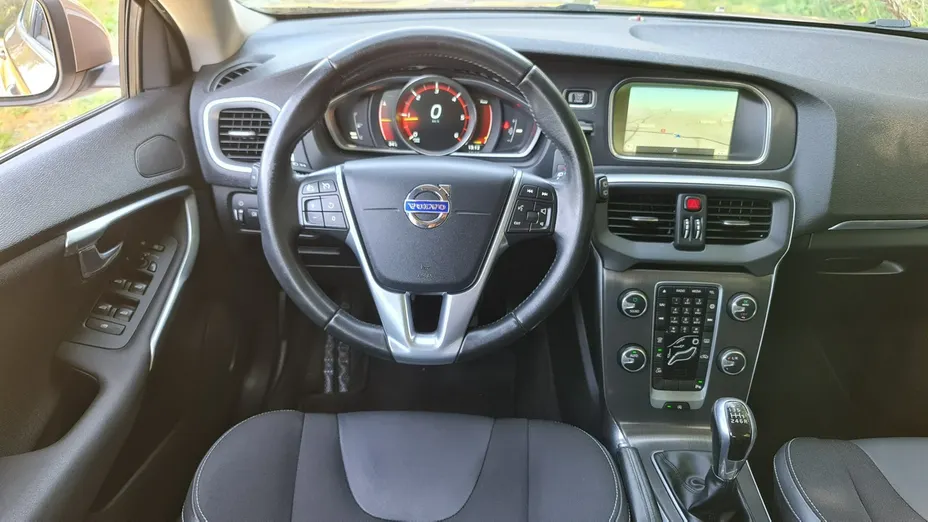 VOLVO V40 -