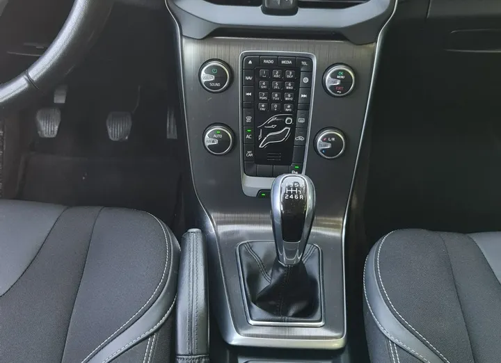VOLVO V40 -